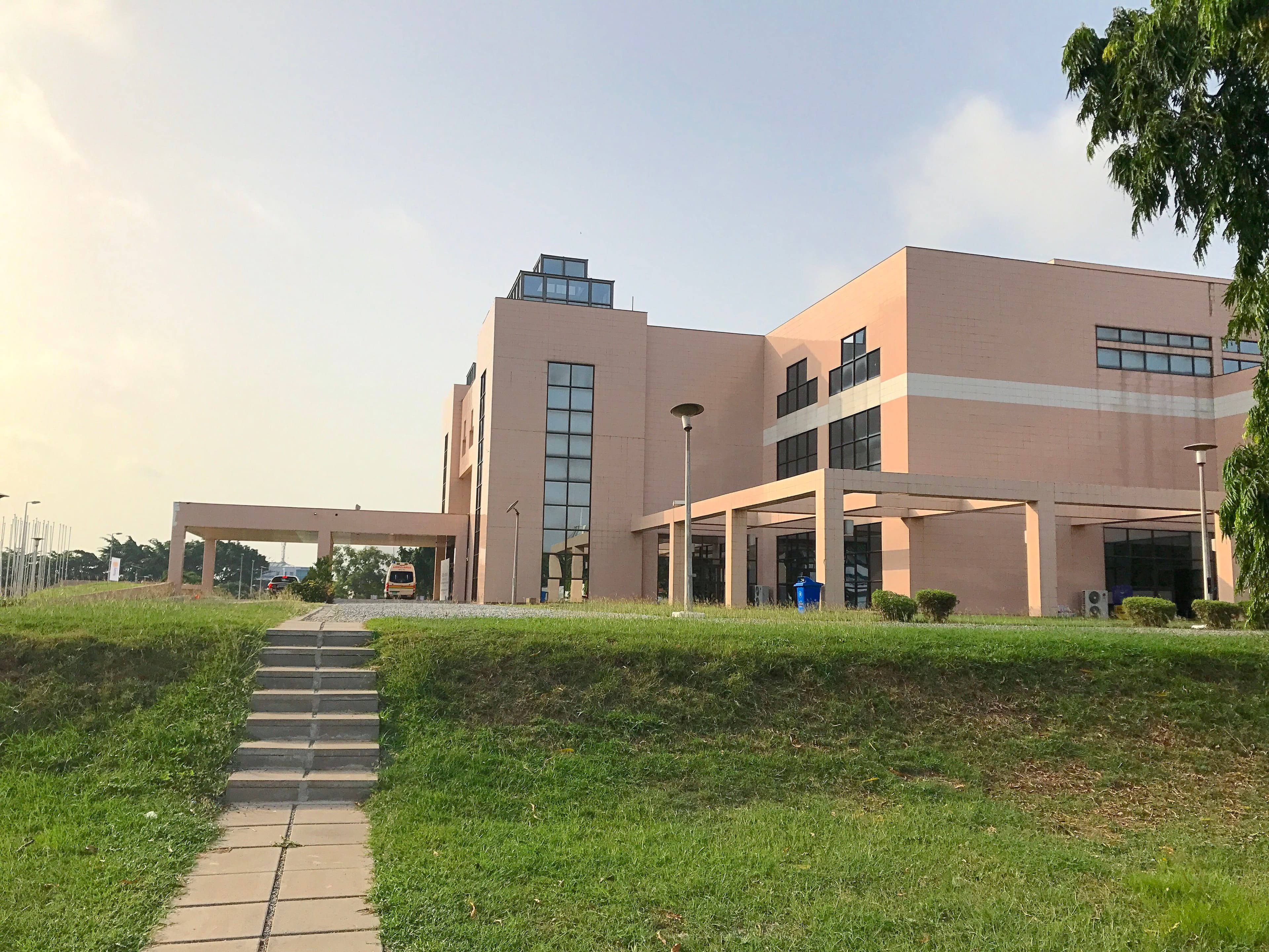 John Owuso Addo, Accra International Conference Centre, 1991. Photographer: Fkoku, CC BY-SA 4.0 Wikimedia