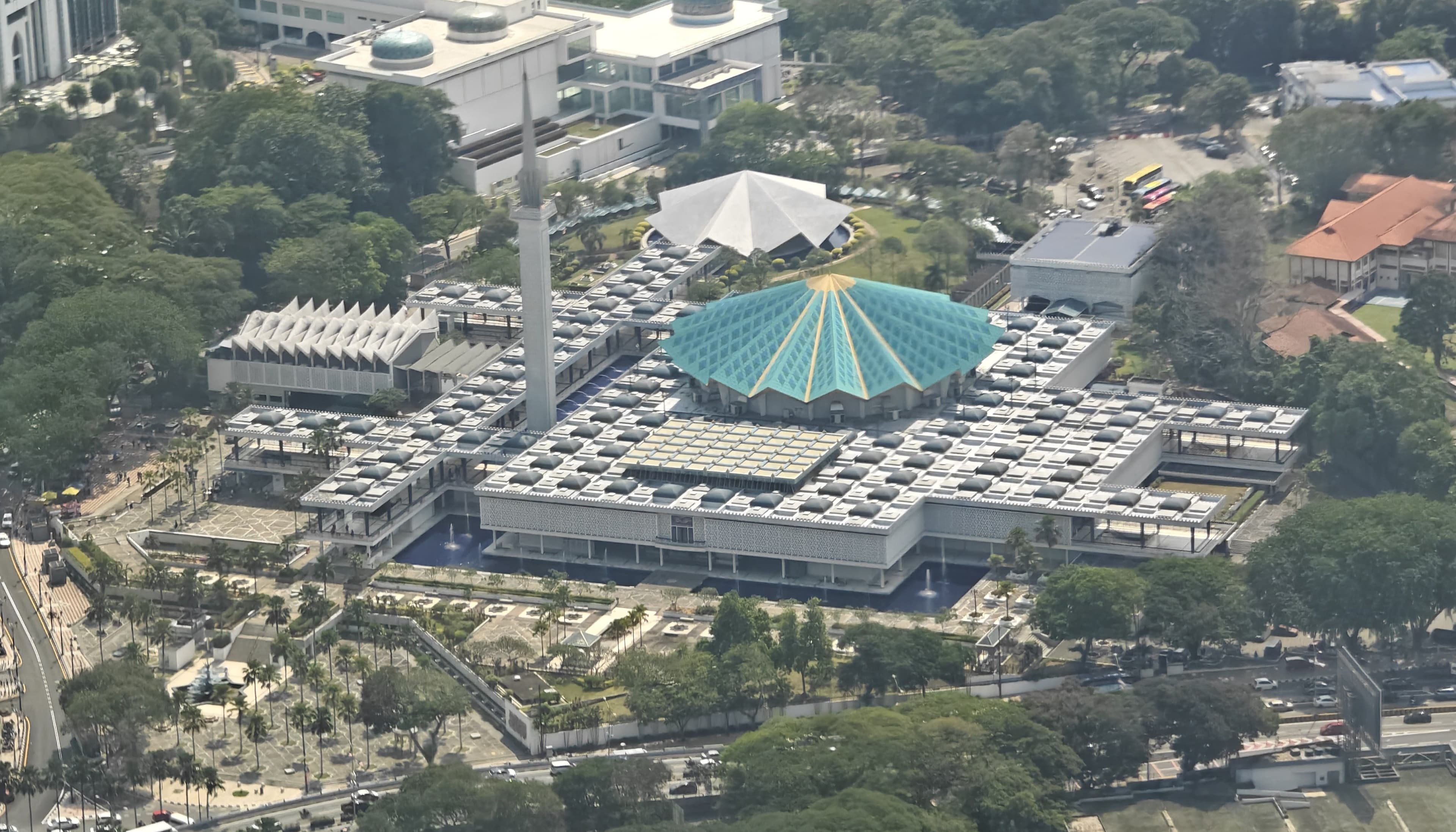 National Mosque, Kuala Lumpur, Hashim Albakri, for Malaysian Public Works Department, completed 1965. Photograph: DvTor8303, CC0 1.0 Wiki