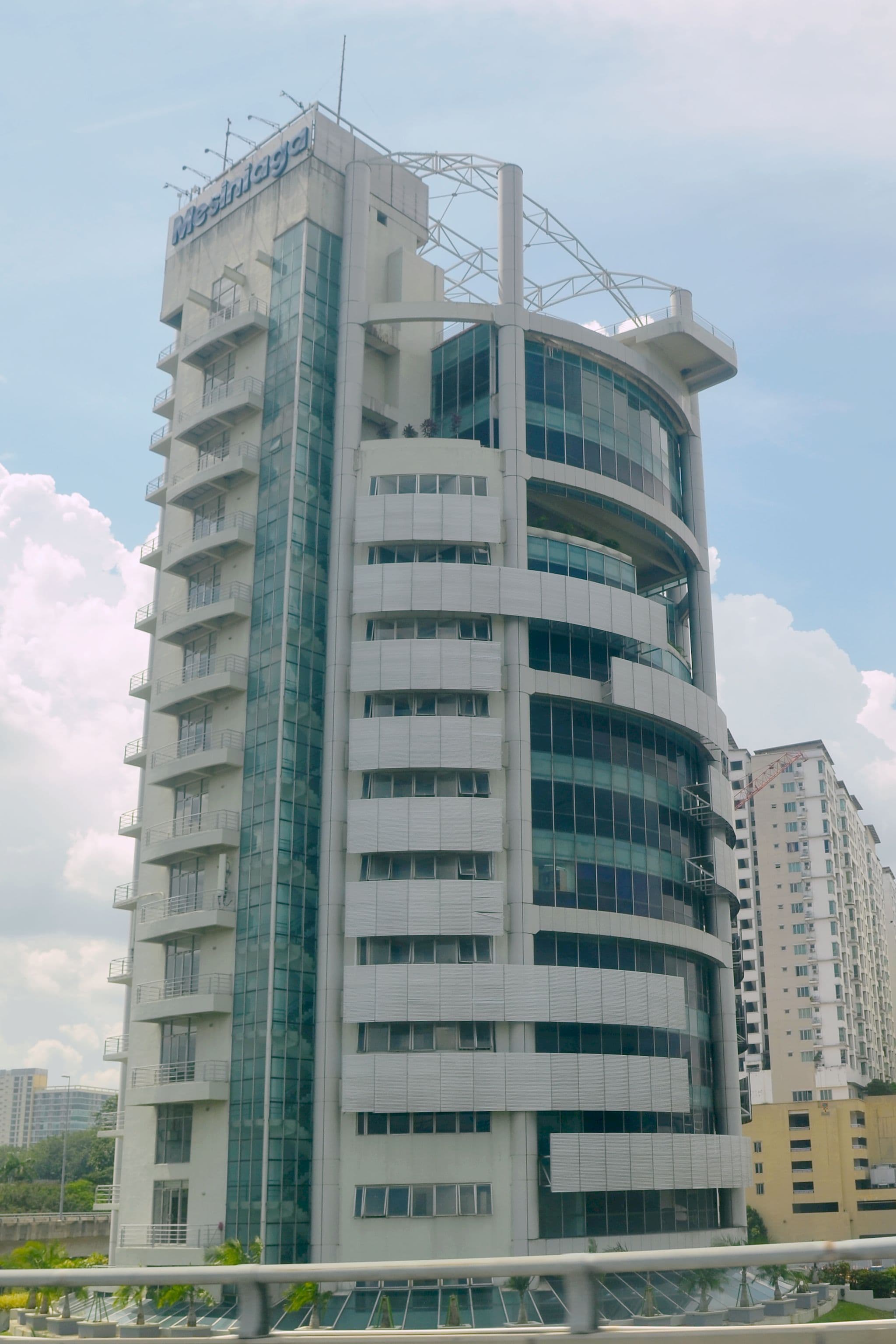T.R Hamzah & Yeang Sdn. Bhd., Menara Mesiniaga Bioclimatic Tower, Kuala Lumpur, 1991. Photograph: Cmglee, CC BY-SA 4.0