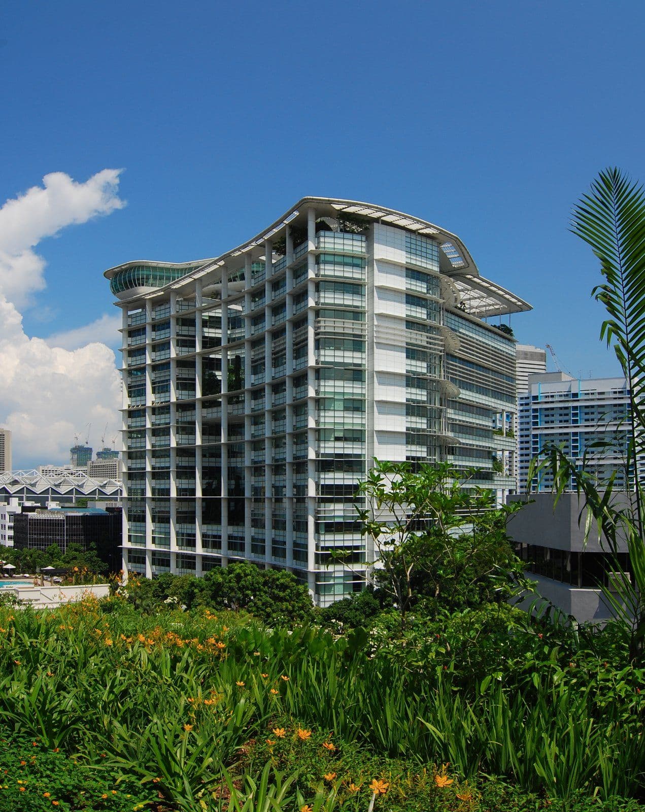 T.R. Hamzah & Yeang Sdn. Bhd., National Library, Singapore, 2005.  Nlannuzel, Wiki, CC BY-SA 3.0