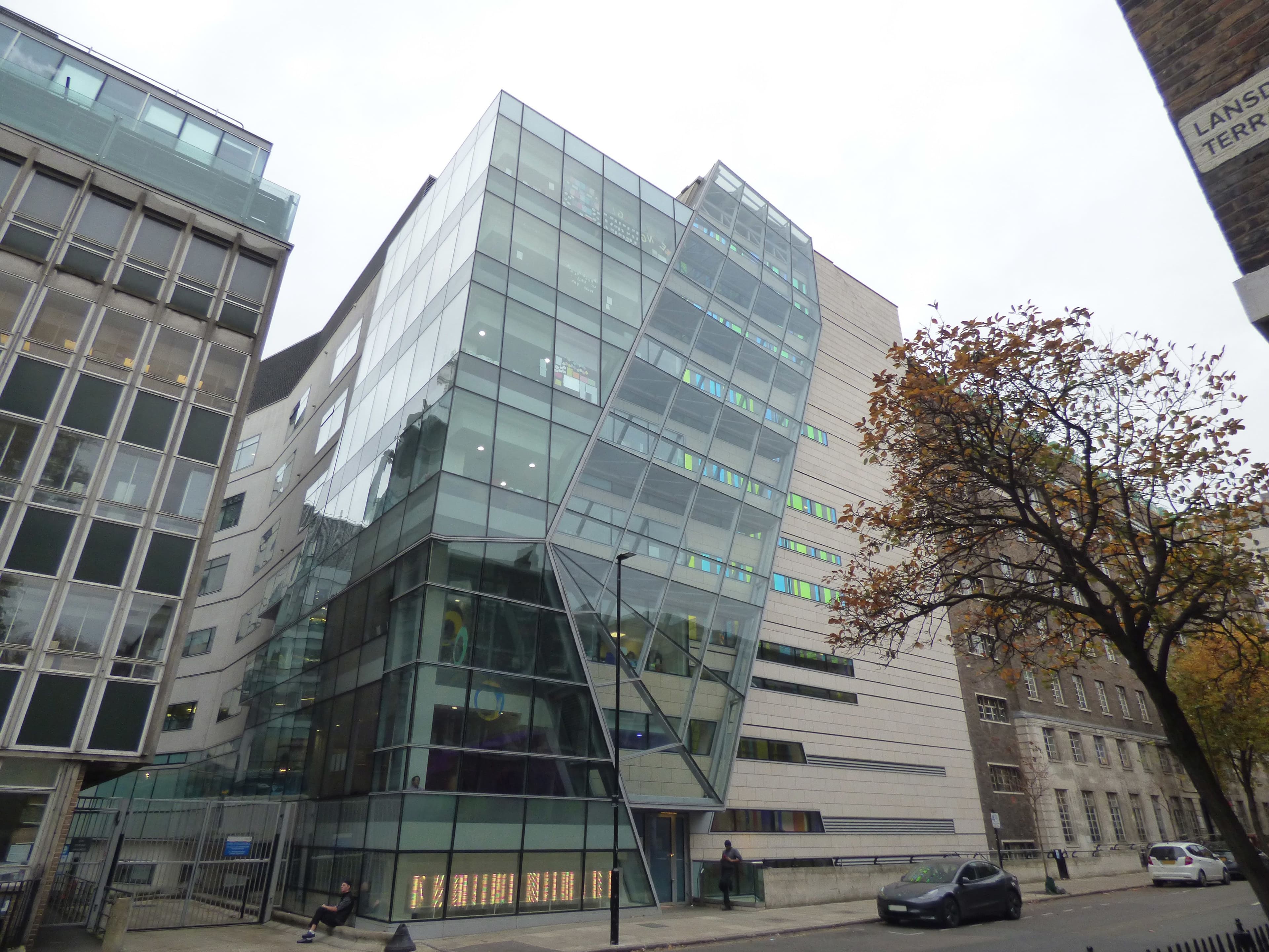 T.R. Hamzah & Yeang Sdn. Bhd., Extension to the Great Ormond Street Hospital, London, 2012.  Elliott Brown, Flickr, CC BY-NC-SA 2.0
