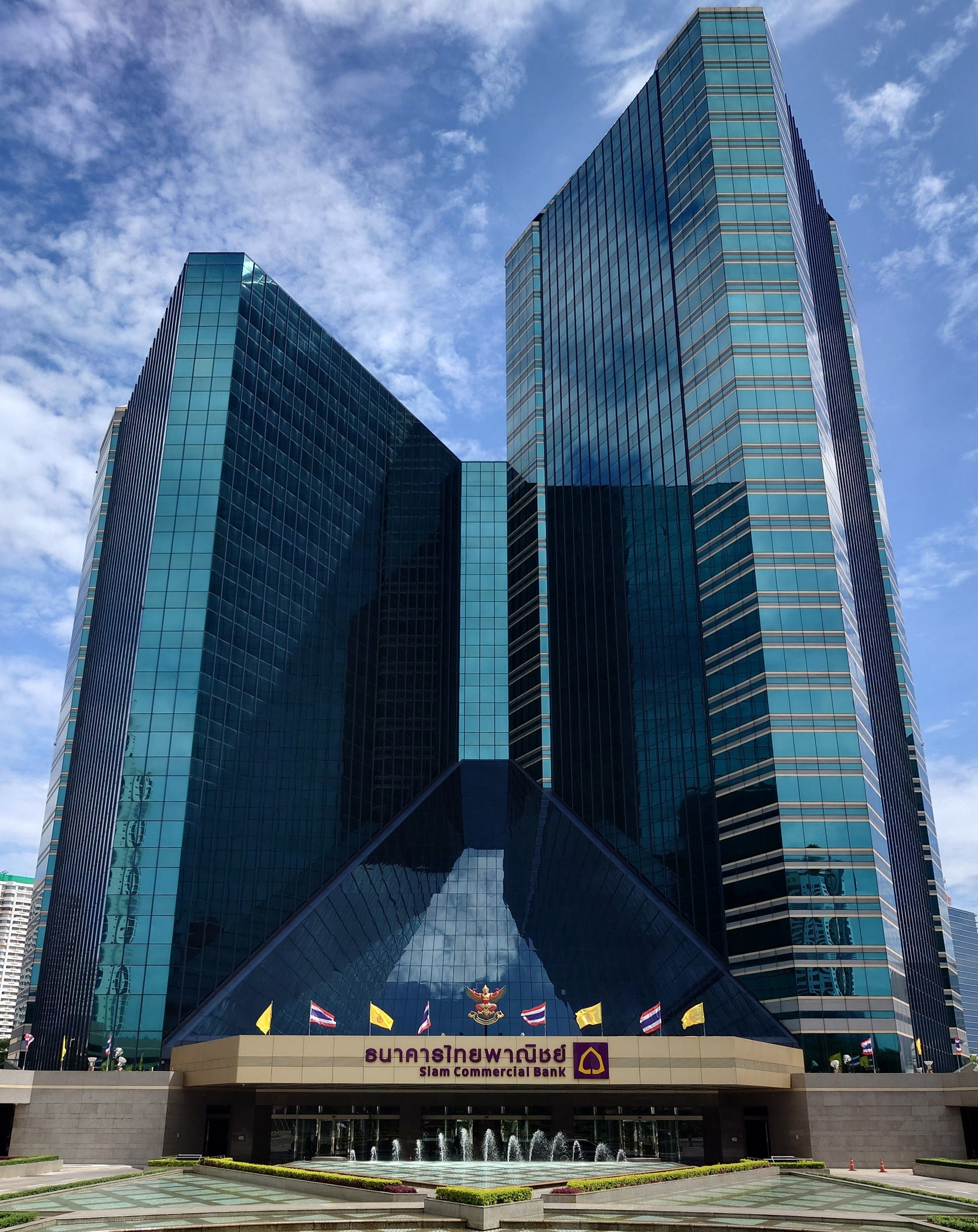 Robert G Broughey and Associates, Siam Commercial Bank Park Plaza, Bangkok (1996).Photograph: Yu tptw, CC BY-SA 4.0 Wikipedia