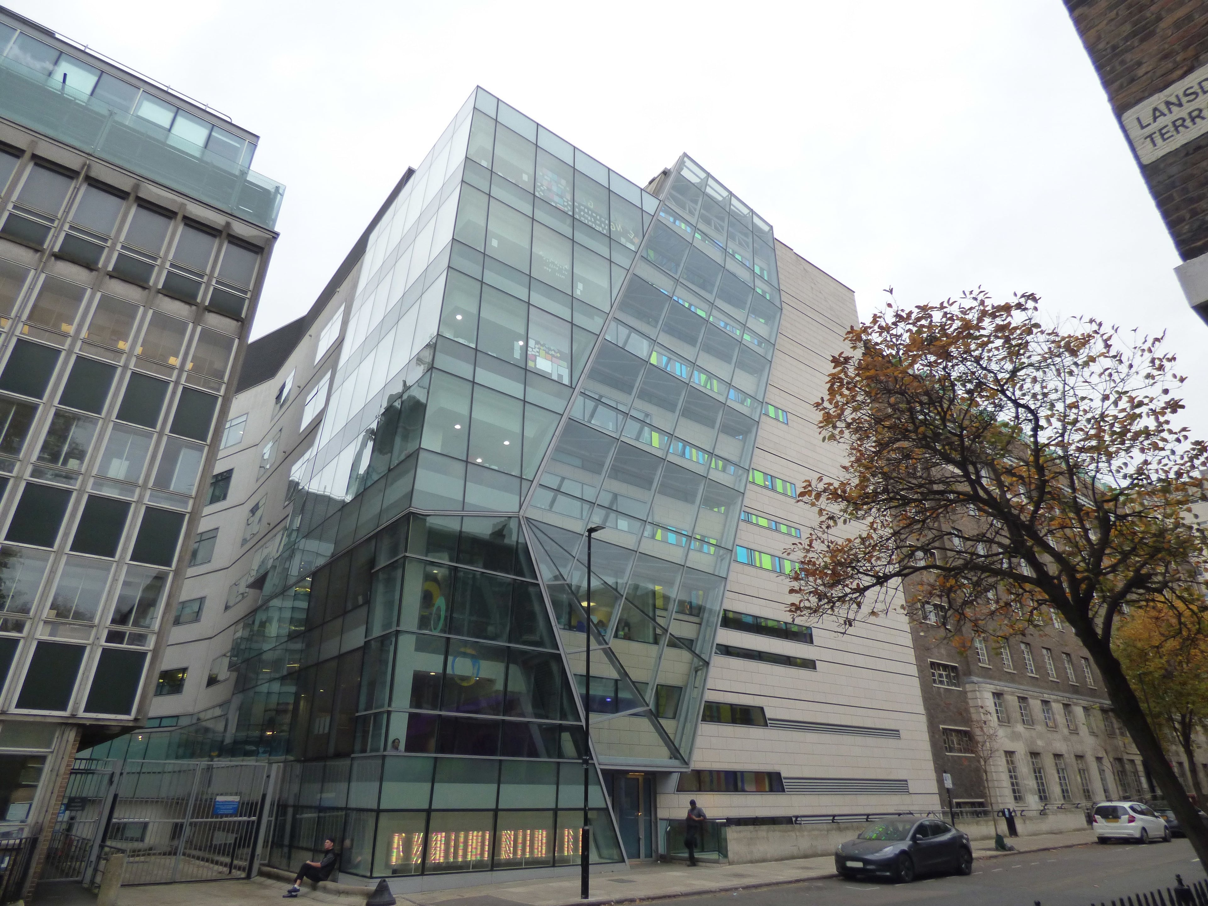T.R. Hamzah & Yeang Sdn. Bhd., Extension to the Great Ormond Street Hospital, London, 2012.  Elliott Brown, Flickr, CC BY-NC-SA 2.0