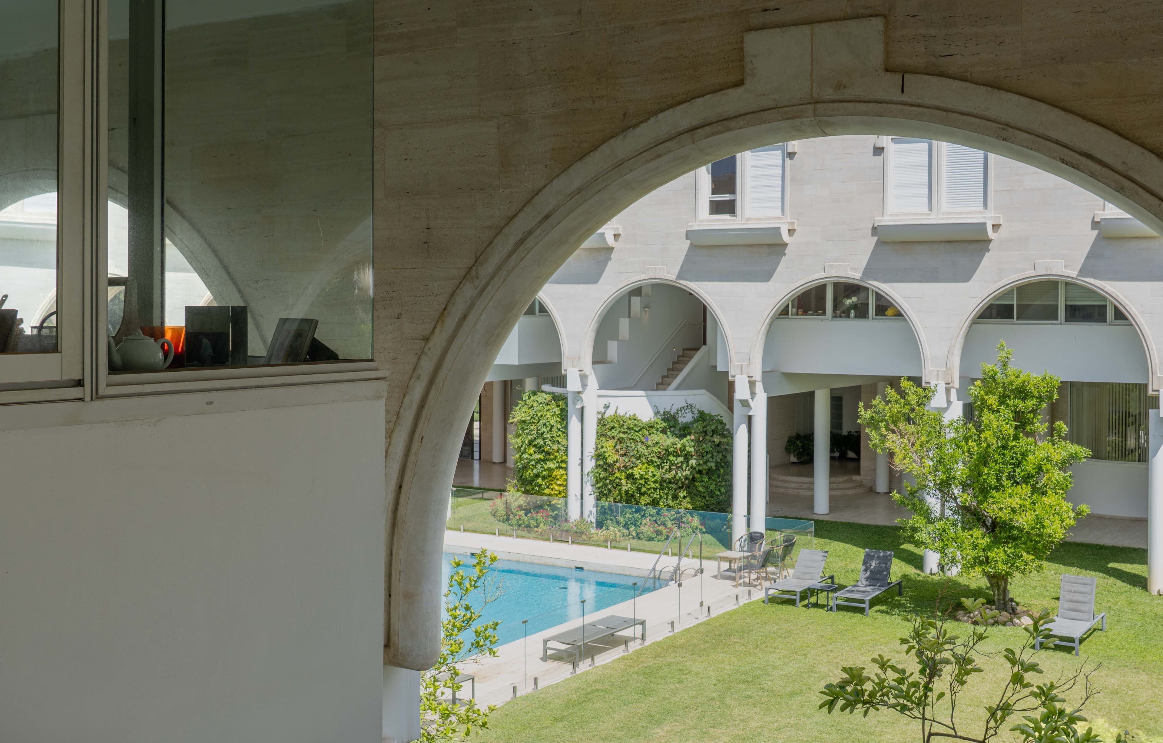 Ram Karmi, Beit Rosemary, Herzliya, Israel, 1990. Photograph: © Yael Hotomlansky.